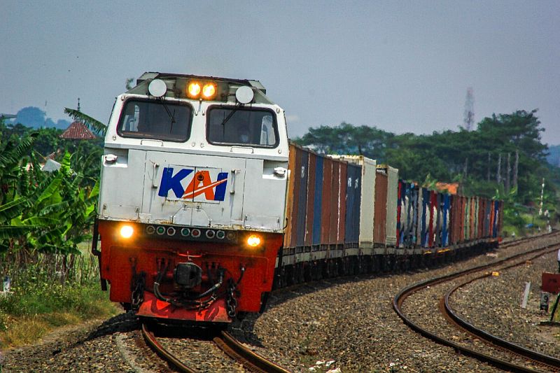 PT KAI Logistik mengoperasikan rangkaian kereta api barang, menopang distribusi komoditas strategis nasional.