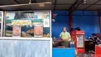 Asim, pemilik Ayam Penyet Sidawangi, menunjukkan antusiasmenya dalam melayani pelanggan yang kini semakin dimudahkan dengan pembayaran digital QRIS BRI di Bendungan Hilir, Jakarta.