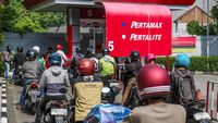 Kendaraan mengisi bahan bakar di salah satu SPBU Pertamina. Harga BBM non-subsidi mengalami penyesuaian per 1 Juni 2026.