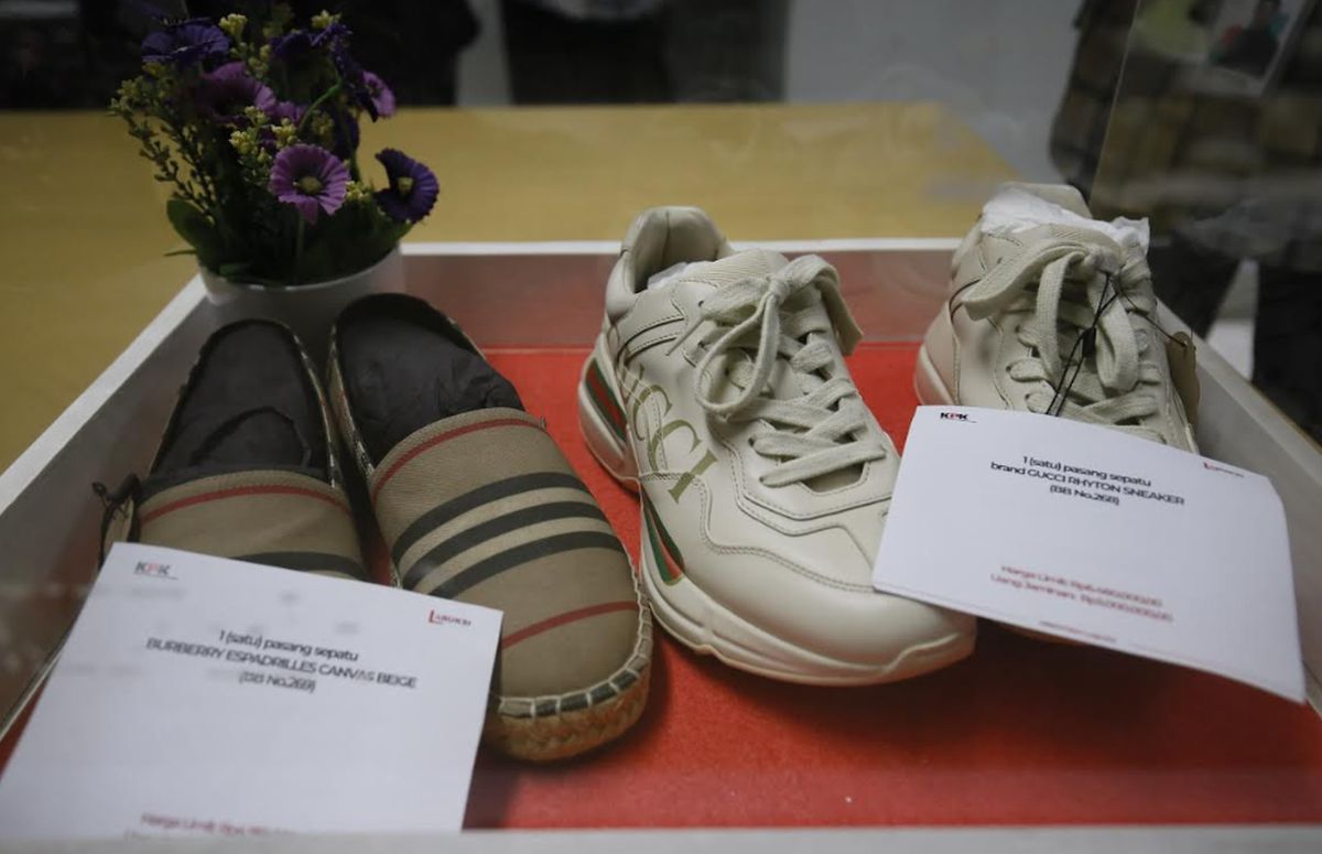 Sepatu Gucci dan ikat pinggang Louis Vuitton milik mantan Sekda Pekanbaru Indra Pomi Nasution yang akan dilelang KPK pada Juni 2026 sebagai aset rampasan korupsi.