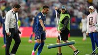 Kylian Mbappe saat terlihat memberikan instruksi kepada staf lapangan dalam laga persahabatan antara Prancis melawan Irak, memicu perdebatan di media sosial.