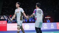 Pasangan ganda putra Indonesia, Leo Rolly Carnando dan Daniel Marthin, saat berlaga di sebuah turnamen bulu tangkis internasional.