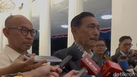 Presiden terpilih Prabowo Subianto (kiri) saat menerima kunjungan Menteri Koordinator Bidang Kemaritiman dan Investasi Luhut Binsar Pandjaitan (kanan) di Istana Negara, Jakarta, membahas strategi ekonomi dan optimalisasi govtech.