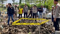 Suasana pemakaman umum di Desa Grinting, Brebes, setelah insiden pembongkaran makam yang memicu keresahan warga.