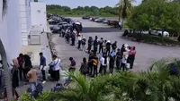Ribuan warga Malaysia mengular hingga dua kilometer di bawah terik matahari, mengantre untuk melamar pekerjaan di sebuah pabrik semikonduktor terkemuka di Penang, menggambarkan tingginya persaingan di pasar kerja.