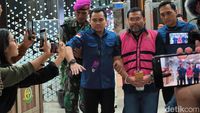 Eks Waka BGN Sony Sonjaya saat menjalani pemeriksaan di Kejaksaan Agung terkait kasus korupsi MBG.