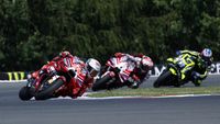 Marc Marquez (kanan) saat bersaing ketat dengan Valentino Rossi (kiri) dalam sebuah balapan MotoGP, menandai rivalitas ikonik yang kini berlanjut ke perburuan rekor kemenangan.