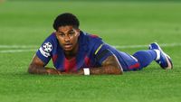 Marcus Rashford beraksi untuk Manchester United. Klub menegaskan hanya akan melepasnya secara permanen, mengakhiri spekulasi peminjaman dan menandai strategi transfer baru.