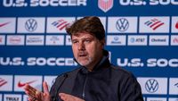 Pelatih Tim Nasional Amerika Serikat, Mauricio Pochettino, memberikan arahan. Ia menghadapi tantangan strategis jelang laga kontra Paraguay yang dikenal agresif dan penuh daya juang.