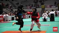 Pesilat menunjukkan kebolehannya dalam sebuah kompetisi pencak silat, bersiap untuk Piala Presiden CNN Indonesia yang akan segera bergulir.