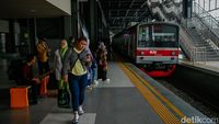 Ilustrasi KRL Commuter Line melintasi jalur. Proyek elektrifikasi jalur Tanah Abang-Rangkasbitung bertujuan meningkatkan kapasitas dan keandalan layanan kereta api bagi jutaan komuter.