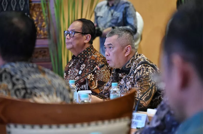 Proyek pembangunan rel kereta api di Indonesia sebagai bagian dari upaya Kemenhub memperkuat konektivitas dan menekan biaya logistik nasional.