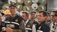 Seorang pedagang di pasar tradisional berinteraksi dengan pembeli. Pemerintah berkomitmen menjaga daya beli masyarakat dan menstabilkan kurs rupiah untuk meringankan beban pelaku UMKM yang tertekan biaya produksi.