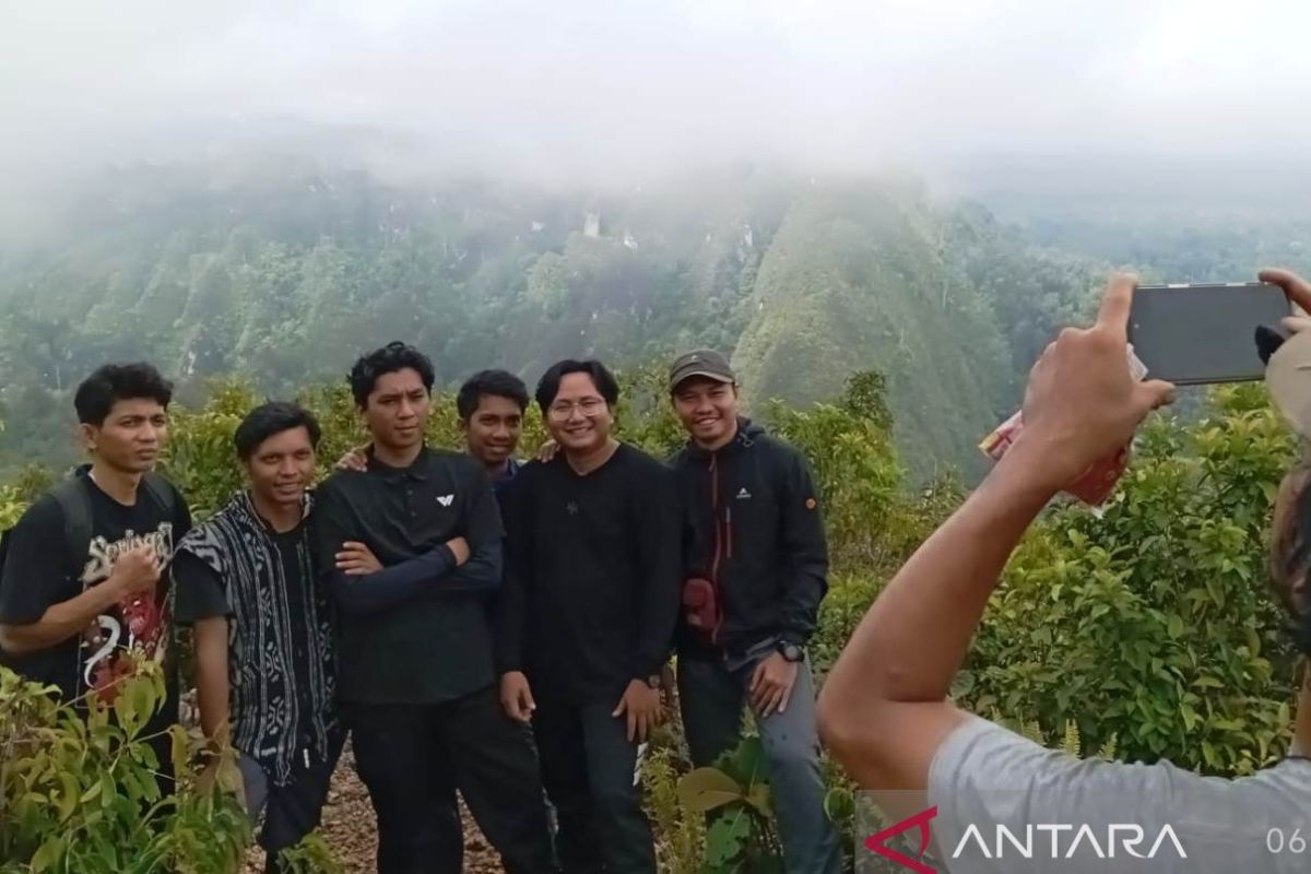 Pemandangan mulut Goa Beloyot yang dikelilingi rimbunnya vegetasi, menyiratkan potensi alam dan sejarah yang tersembunyi di Berau, Kalimantan Timur.