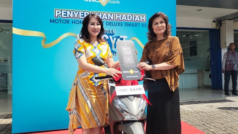 Perwakilan MNC Bank Cabang Jambi menyerahkan secara simbolis satu unit sepeda motor matic kepada nasabah pemenang program Tabungan Dahsyat Berhadiah, menunjukkan komitmen bank dalam mengapresiasi loyalitas nasabah.