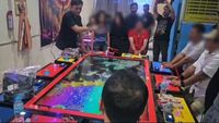 Petugas kepolisian mengamankan sejumlah pria dewasa yang diduga terlibat praktik judi online berkedok pusat hiburan di Jakarta Barat dan Utara.