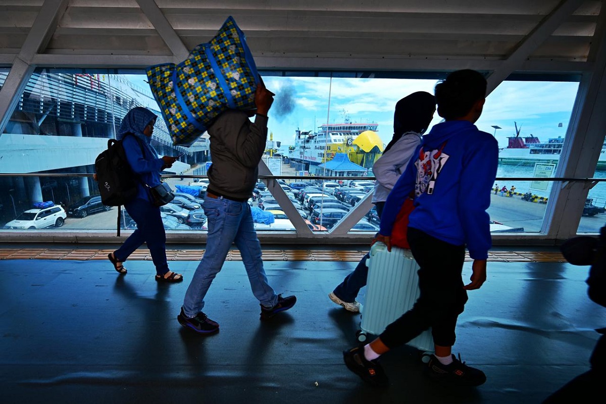 Kapal ferry melayani rute penyeberangan Merak-Bakauheni, kini dengan diskon tarif signifikan jelang libur sekolah 2026.