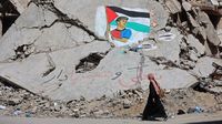 Tim penyelamat mengevakuasi korban luka dari puing-puing bangunan di Jalur Gaza setelah serangan udara Israel yang menewaskan 10 orang, termasuk seorang komandan Hamas.