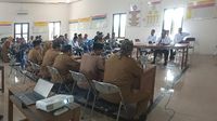 Suasana kantor desa yang seharusnya menjadi pusat pelayanan publik, kini tercoreng oleh insiden pesta minuman keras yang melibatkan empat perangkat desa Turitempel, Demak.