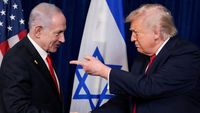 Mantan Presiden AS Donald Trump (kiri) saat berinteraksi dengan Perdana Menteri Israel Benjamin Netanyahu (kanan) dalam sebuah acara di Gedung Putih. Trump melontarkan pernyataan keras mengenai masa depan Israel tanpa dukungannya dan mendesak AS mengawasi kepemimpinan Netanyahu.