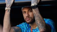 Neymar Jr. (kanan) saat beraksi di lapangan hijau. Kondisi cedera membuatnya harus absen membela Timnas Brasil di kualifikasi Piala Dunia 2026 kontra Haiti. (Sumber: Getty Images)