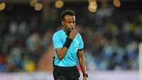 Wasit Omar Artan saat bertugas di pertandingan. Kariernya kini terancam serius akibat dugaan keterlibatan terorisme yang diungkap Pemerintah AS.