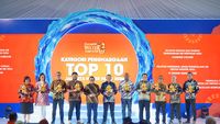 Direksi PAM JAYA saat menyerahkan penghargaan 'Jakarta Water Hero 2026' kepada perwakilan komunitas, menandai komitmen bersama menuju 100% akses air minum di ibukota.