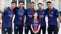 Anak-anak korban kerusuhan suporter tersenyum gembira saat disambut oleh perwakilan Paris Saint-Germain dalam sebuah acara perayaan gelar, menunjukkan komitmen klub dalam memulihkan trauma dan menjalin kembali hubungan dengan komunitas penggemar.