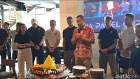 Ketua Umum PBPI, Ir. Hadi Pramono (tengah), bersama jajaran pengurus dan perwakilan komunitas merayakan hari jadi ketiga Perkumpulan Besar Padel Indonesia di Padeloom, Jakarta Selatan, Senin (29/6/2026). PBPI berkomitmen penuh membawa padel Indonesia berprestasi di kancah internasional.