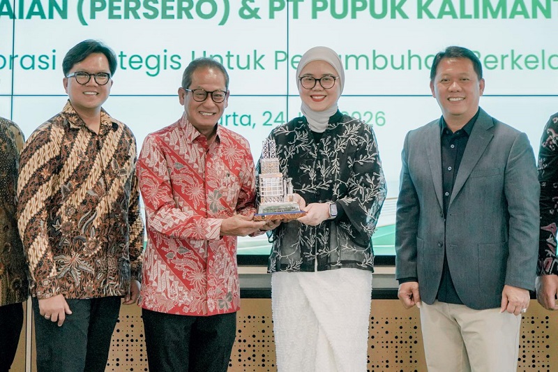 Direksi PT Pegadaian (Persero) dan PT Pupuk Kalimantan Timur (Pupuk Kaltim) saat penandatanganan Nota Kesepahaman (MoU) untuk sinergi bisnis lintas industri.