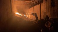 Petugas pemadam kebakaran berjibaku memadamkan api yang melalap habis pabrik mainan di Jalan Ladang, Medan Johor. Kobaran api tak kunjung padam selama lebih dari enam jam, menghanguskan seluruh bangunan.