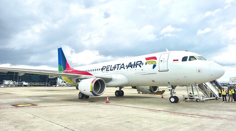 Ilustrasi pesawat di bandara. Rencana pembebasan PPN tiket pesawat domestik diharapkan mampu meningkatkan aksesibilitas dan memberikan stimulus signifikan bagi ekonomi Indonesia.