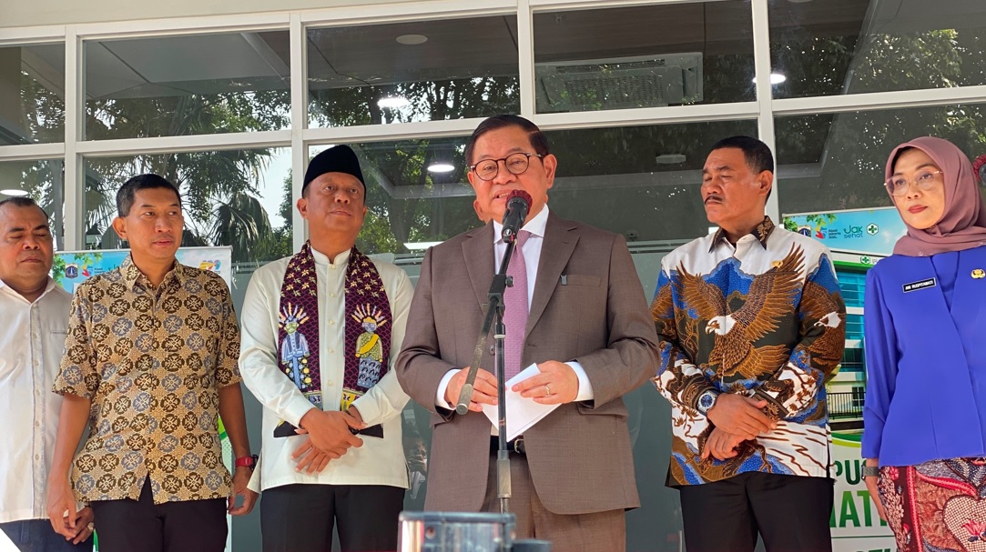 Petugas PAM Jaya melakukan pengecekan instalasi pengolahan air untuk memastikan kualitas dan kelancaran pasokan di tengah gangguan air bersih yang melanda puluhan RW di Jakarta.