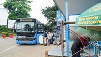 Warga mengantre menggunakan layanan Transjabodetabek di salah satu koridor utama Jakarta. Rencana penyesuaian tarif memicu pro dan kontra, meski Pemprov DKI Jakarta menjamin keberlanjutan subsidi untuk menekan dampak pada masyarakat.