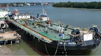 Panel surya terpasang di kapal oil barge OB Patra 2303 milik Pertamina, menandai langkah signifikan dalam transisi energi bersih sektor maritim dengan target pengurangan emisi CO2 hingga 79,2 ton per tahun.
