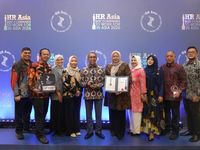 Direksi PGN menerima penghargaan Best Companies to Work for in Asia dari perwakilan HR Asia Awards, sebagai pengakuan atas budaya kerja sehat dan kolaboratif perusahaan yang unggul.