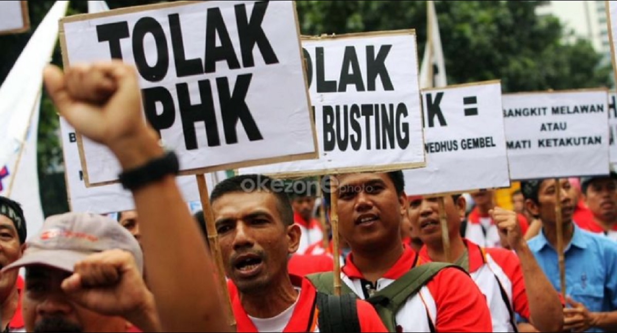 Pemandangan pabrik industri yang beroperasi di tengah tantangan ekonomi makro, menyoroti kompleksitas faktor yang memengaruhi daya saing dan kondisi ketenagakerjaan.
