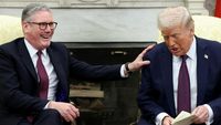 Mantan Presiden AS Donald Trump memberikan pidato, sementara di latar belakang, potret Keir Starmer, Pemimpin Partai Buruh dan Oposisi Inggris, menyiratkan konteks politik yang ia komentari. (Kredit: Kompilasi Foto Media)