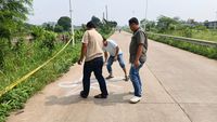 Petugas kepolisian saat melakukan olah TKP di lokasi tawuran antar pelajar yang menewaskan seorang siswa SMP di Bogor.