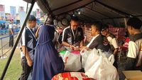 Warga antusias memilih kebutuhan pokok di Pasar Murah yang diselenggarakan Polres Metro Jakarta Pusat menjelang Hari Bhayangkara ke-80, menunjukkan komitmen Polri dalam meringankan beban ekonomi masyarakat.