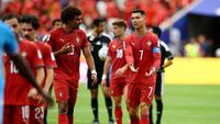 Gelandang Portugal Joao Neves (kanan) bersiap menyambut bola, di tengah tekanan dari pemain RD Kongo, pada laga pembuka Piala Dunia 2026 yang berakhir imbang 1-1.