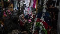 Aktivitas harian para pedagang di Pasar Johar Semarang, mencerminkan vitalitas dan kontribusi UMKM Jawa Tengah terhadap ekonomi nasional.