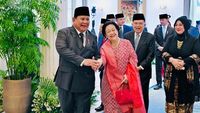 Prabowo Subianto dan Megawati Soekarnoputri tampak akrab dalam sebuah acara kenegaraan, menandakan dinamika penting dalam lanskap politik Indonesia.