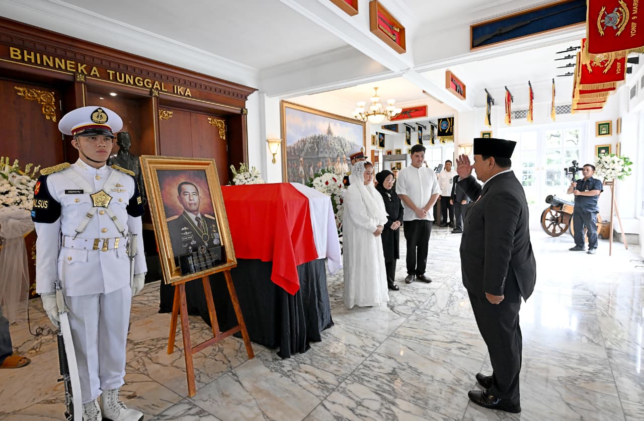 Menteri Pertahanan Prabowo Subianto (kiri) memberikan penghormatan terakhir di samping peti jenazah Jenderal (Purn) Ryamizard Ryacudu saat upacara persemayaman di Kantor Kementerian Pertahanan, Jakarta, Senin (6/5/2024).