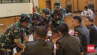 Empat anggota Denma BAIS TNI mendengarkan tuntutan jaksa militer dalam sidang kasus penyiraman air keras terhadap Wakil Koordinator KontraS Andrie Yunus.
