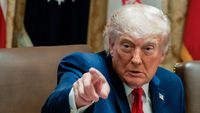 Presiden Donald Trump saat memberikan pernyataan mengenai kebijakan luar negeri, seringkali mengaitkan operasi di luar negeri dengan misi pemberantasan narkoba.