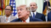 Presiden Donald Trump saat mengumumkan kesepakatan diplomatik, seringkali memicu perdebatan atas klaimnya. Ini adalah foto ilustrasi.