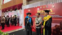 Seorang perwira kepolisian sedang mengikuti prosesi wisuda dengan toga doktor di sebuah institusi pendidikan tinggi. (Ilustrasi)