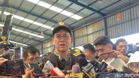 Menteri Keuangan Purbaya Yudhi Sadewa meninjau langsung kondisi penumpukan ribuan kontainer di Pelabuhan Tanjung Priok, Jakarta Utara, menyoroti urgensi penanganan krisis logistik.