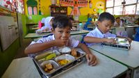 Ilustrasi dapur umum yang menyiapkan makanan bergizi. Pemerintah menghentikan insentif harian bagi Dapur MBG selama libur sekolah, menghemat Rp3 triliun.